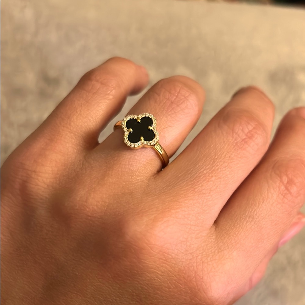 Elegant Gold and Black Clover Ring